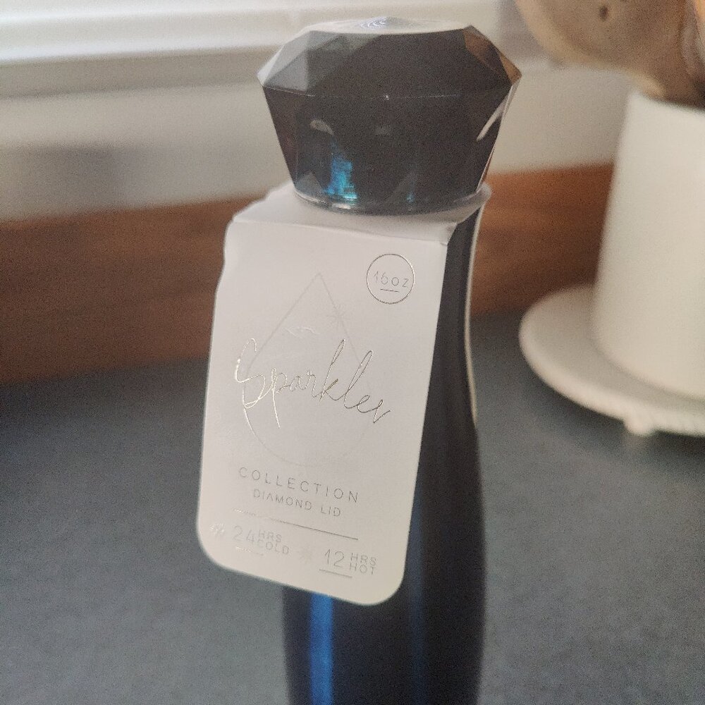 NWT 16oz Stainless Steel Water Bottle With a Diamond Shaped Lid